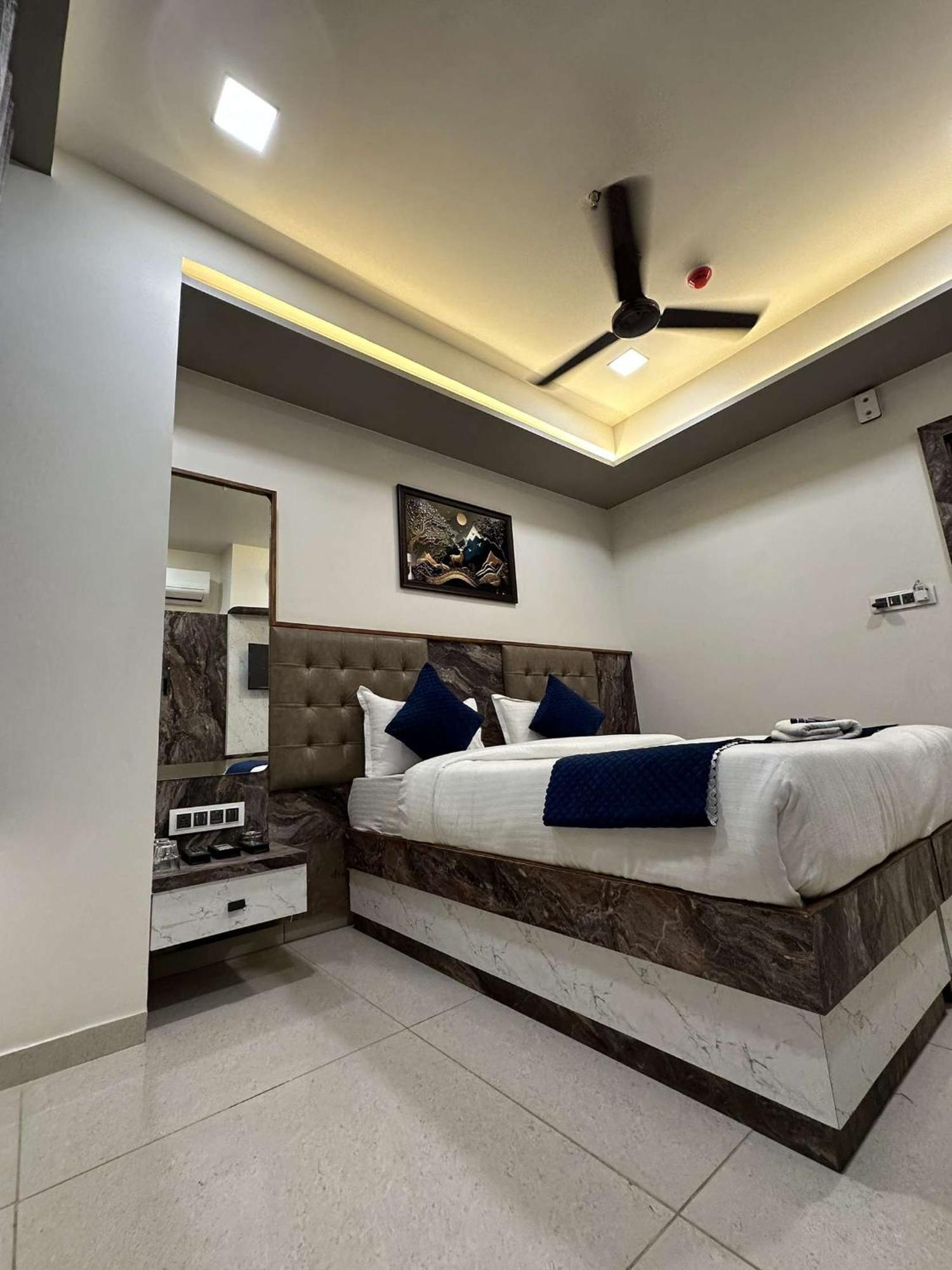 Hotel E Classico Bhavnagar Exteriör bild